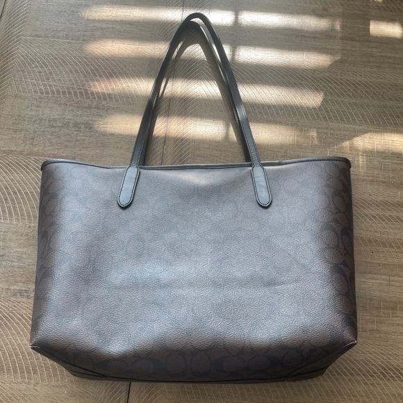 Like New Coach City Tote Bag in Signature Canvas - Picture 5 of 7